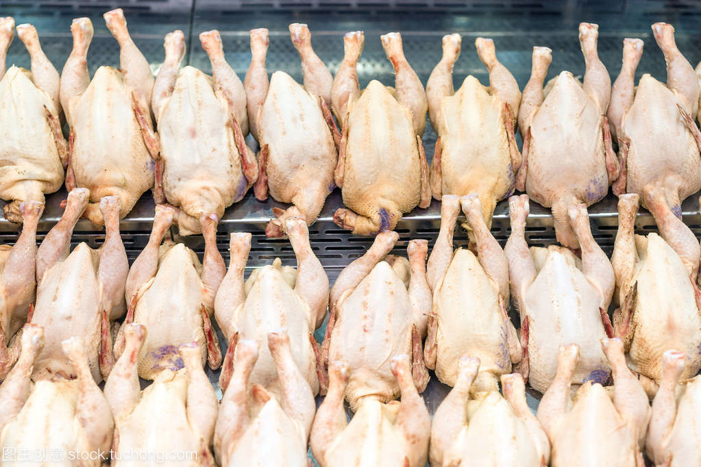 在超市橱窗陈列的新鲜生肉鸡排。家禽养殖场 indystry。畜牧产业价格指数